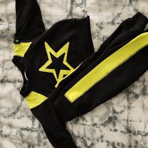 Bottlecaps 12month baby sweatsuit. Black and yellow.